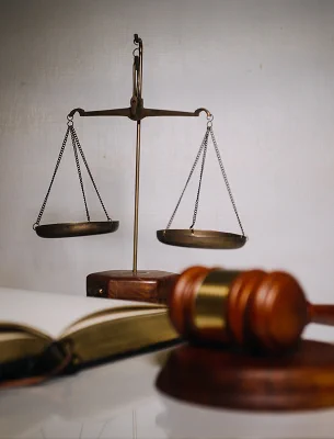 Весы правосудия и молоток судьи